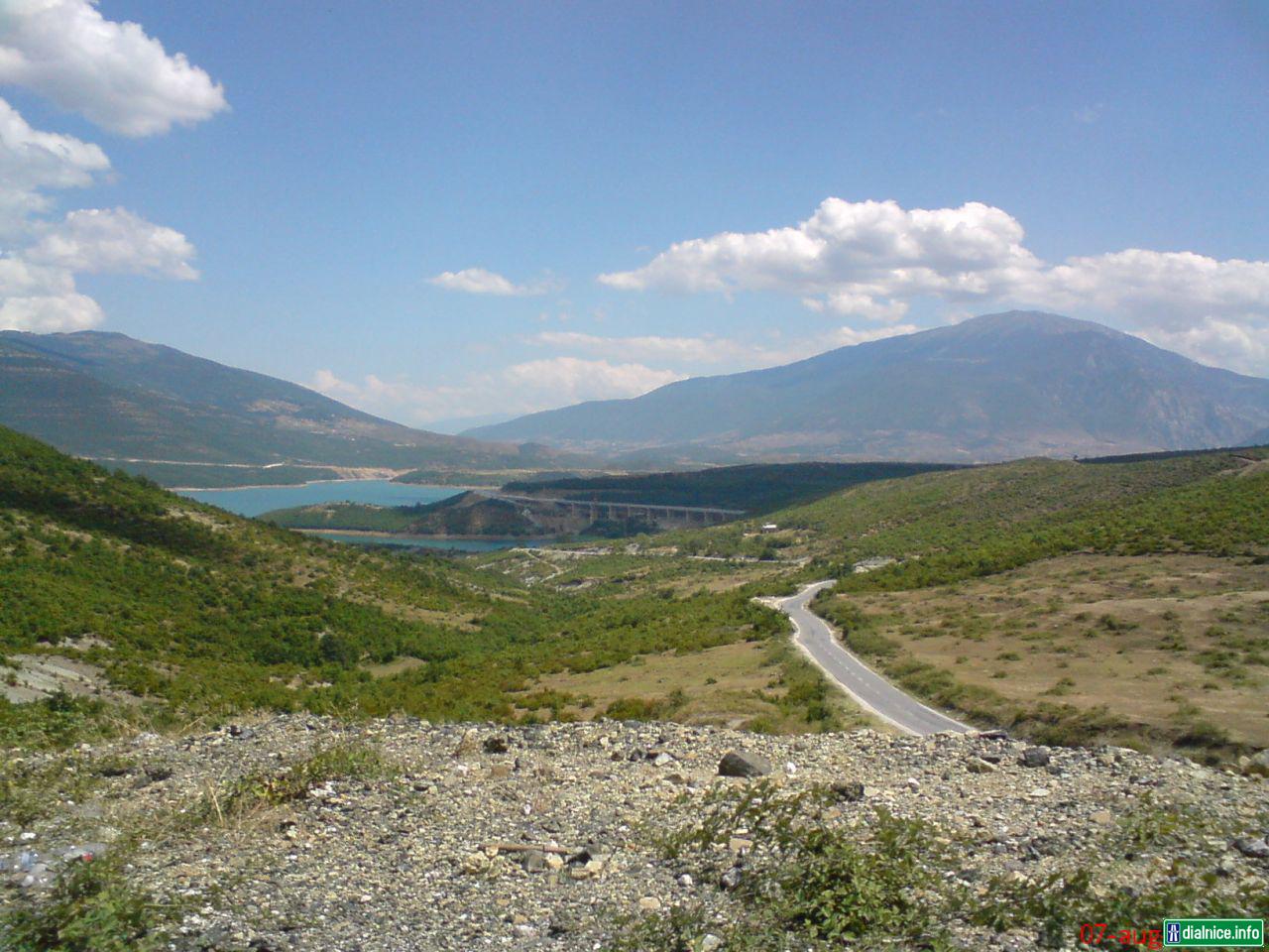 výstavba dialnice pri meste Kukes v Albánsku