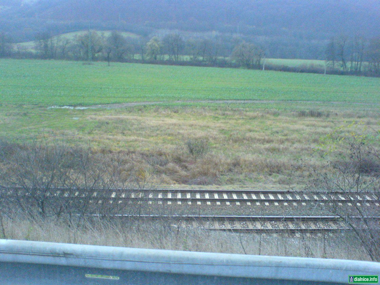 Pohľad z konca nadjazdu ponad R1 na železničnú trať vedúcu súbežne s R1