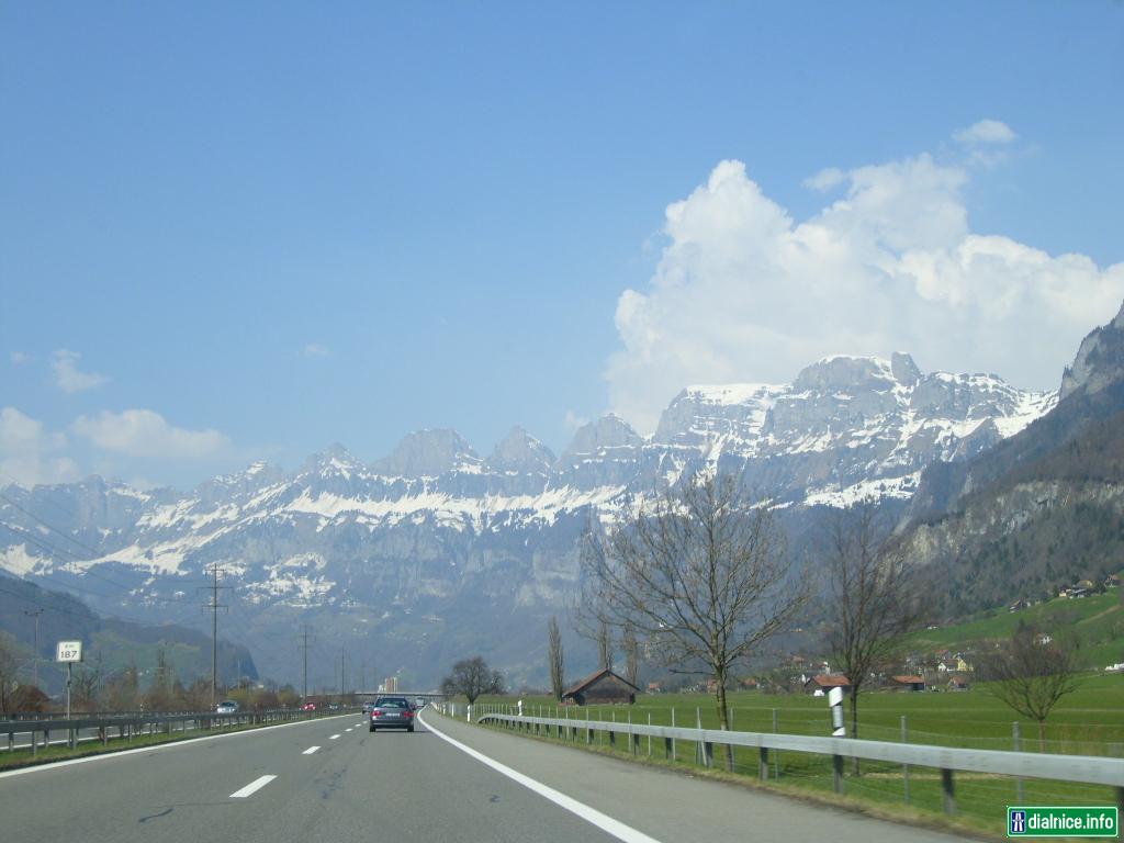 Reko Švajčiarskej A3 od križovatky s A13 smer ZH