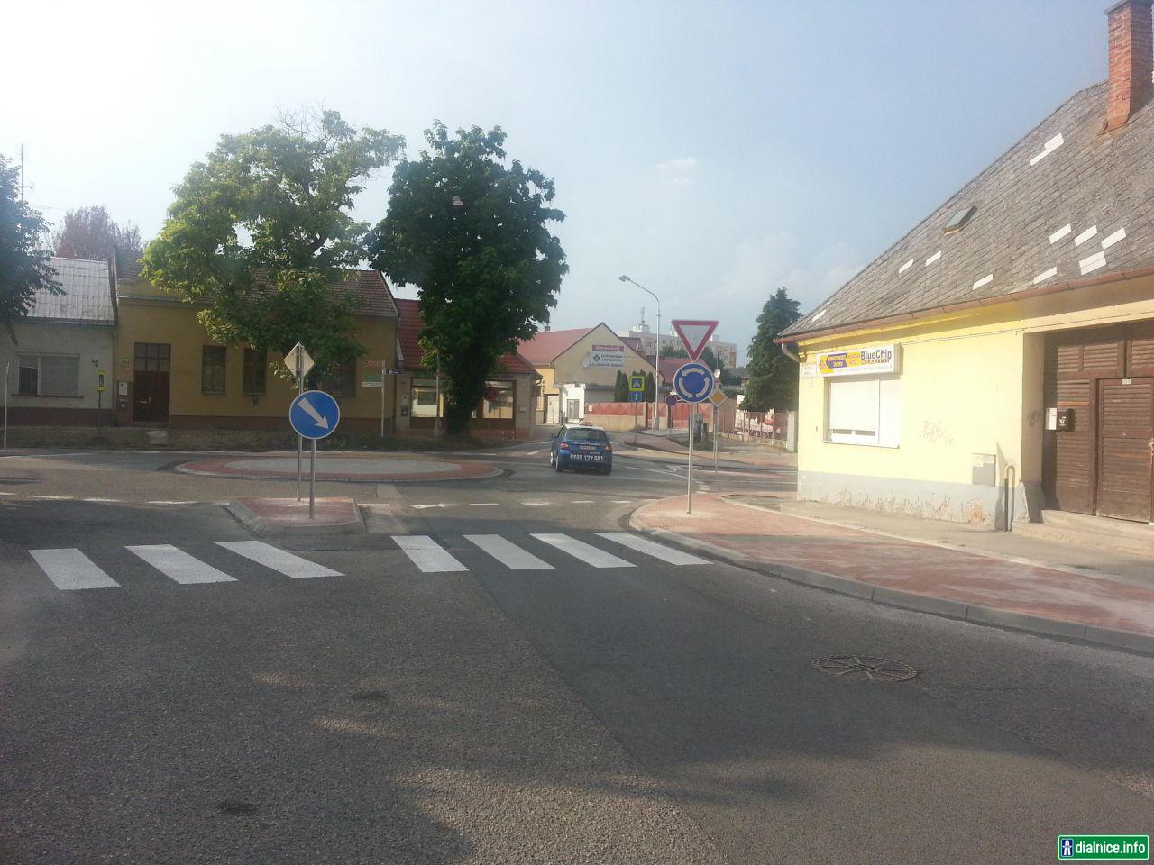 Okružná križovatka v križovaní ulíc Zámoryho, Františkánov, Jazerná a K. Thalyho