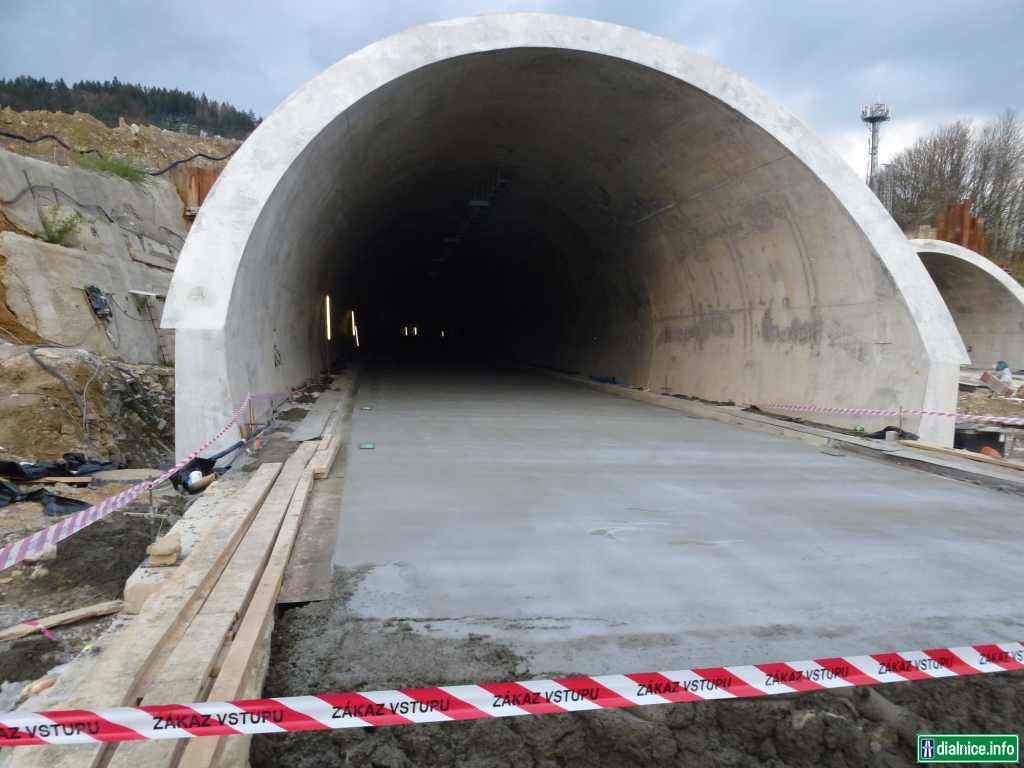 Tunel Povazsky Chlmec - vozovka ukoncena
