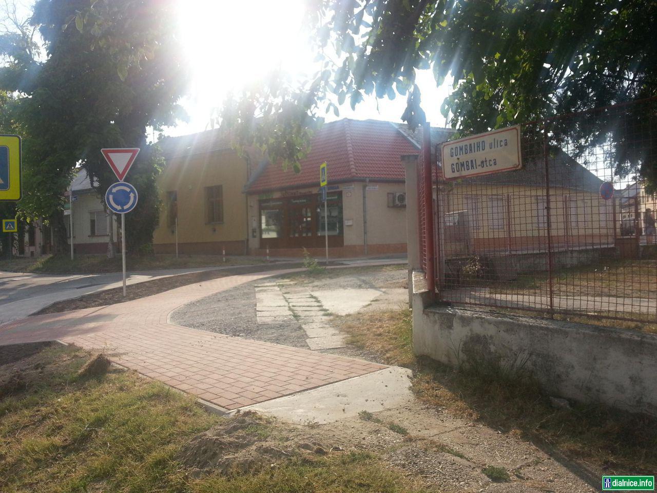 Okružná križovatka v križovaní ulíc Zámoryho, Františkánov, Jazerná a K. Thalyho