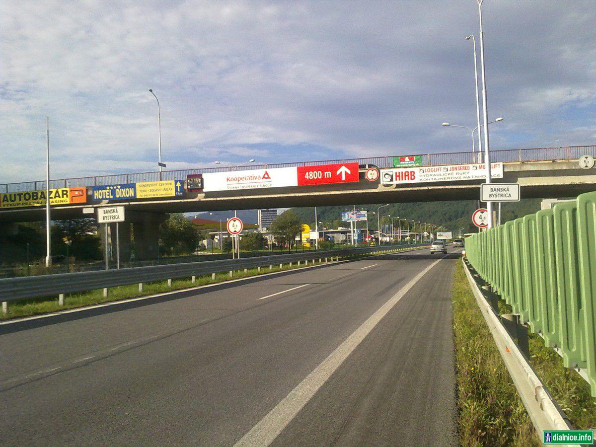 V smere na Ružomberok a Brezno odstránili v lete 2010 tabule s MPR 80 km/h a platí tu štandardná MPR pre D/RC v meste - 90 km/h