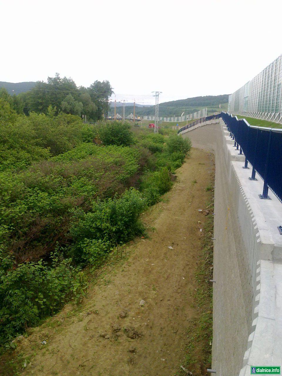 Oporný múr pri moste ponad cestu I/50