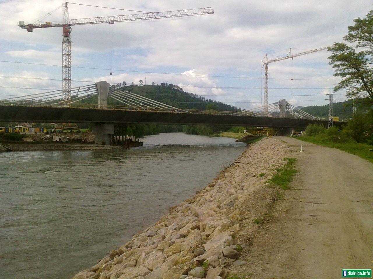 Pohľad na most cez Hron a Lutilský potok z juhozápadnej strany