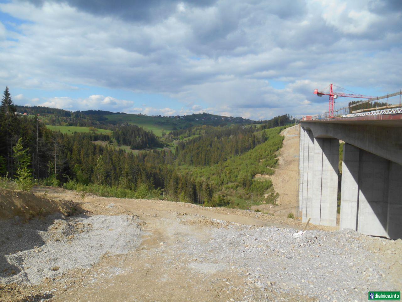 Most Valy (v pozadí obec Jaworzynka-Poľsko a naľavo obec Hrčava-Česká rep.)