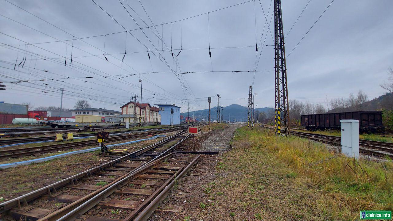 Modernizácia Žilina 22.11.21 - vpravo bude pokračovať preložka trate, priame cez polohu modrého stavadla bude napojené STHÚ ZSSK