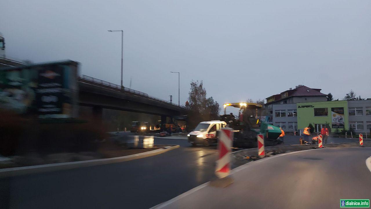 27.10.22 - ranné asfaltovanie KO na Kysuckej