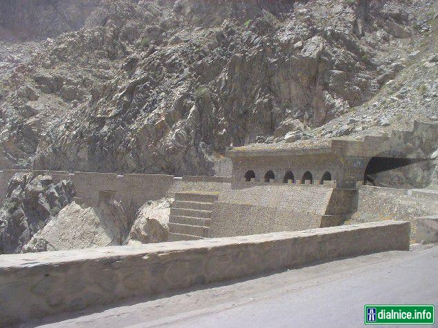 Cestny tunel v Afganistane s nazvom Tunnel on JBad Road