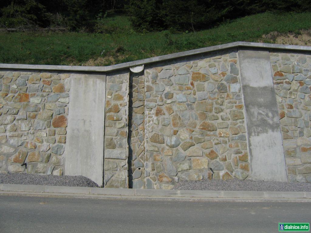 Zárubný múr s vodným sklzom