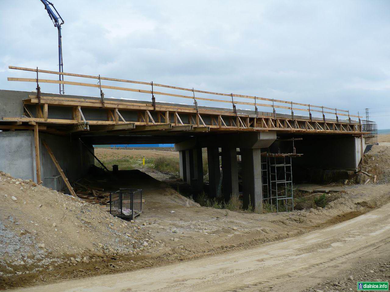 betonáž mostu pred Matejovcami