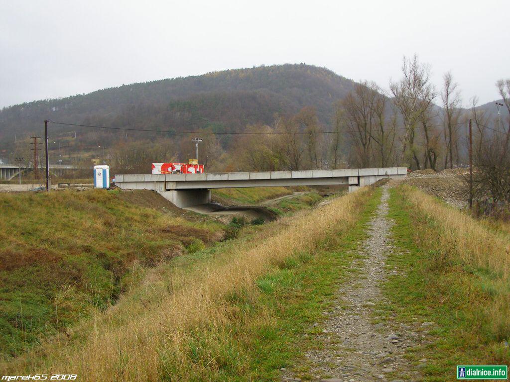 Most privadzaca ponad potok Mostenik