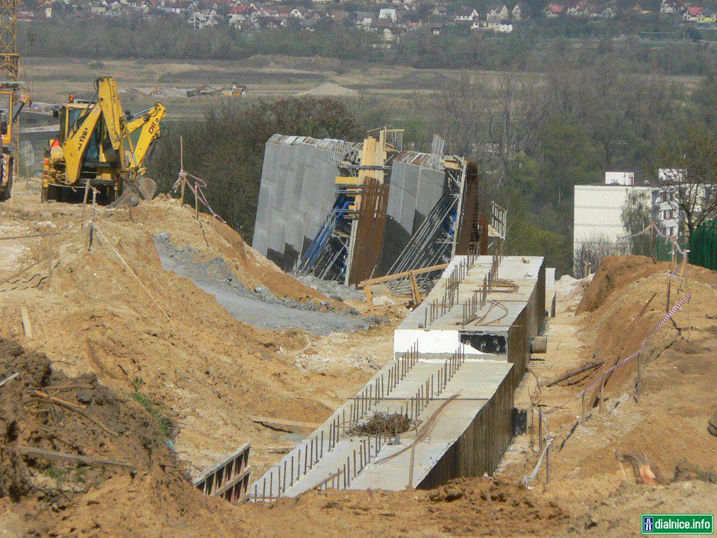 Trasa pred mestskou estakádou smer Vrtižer