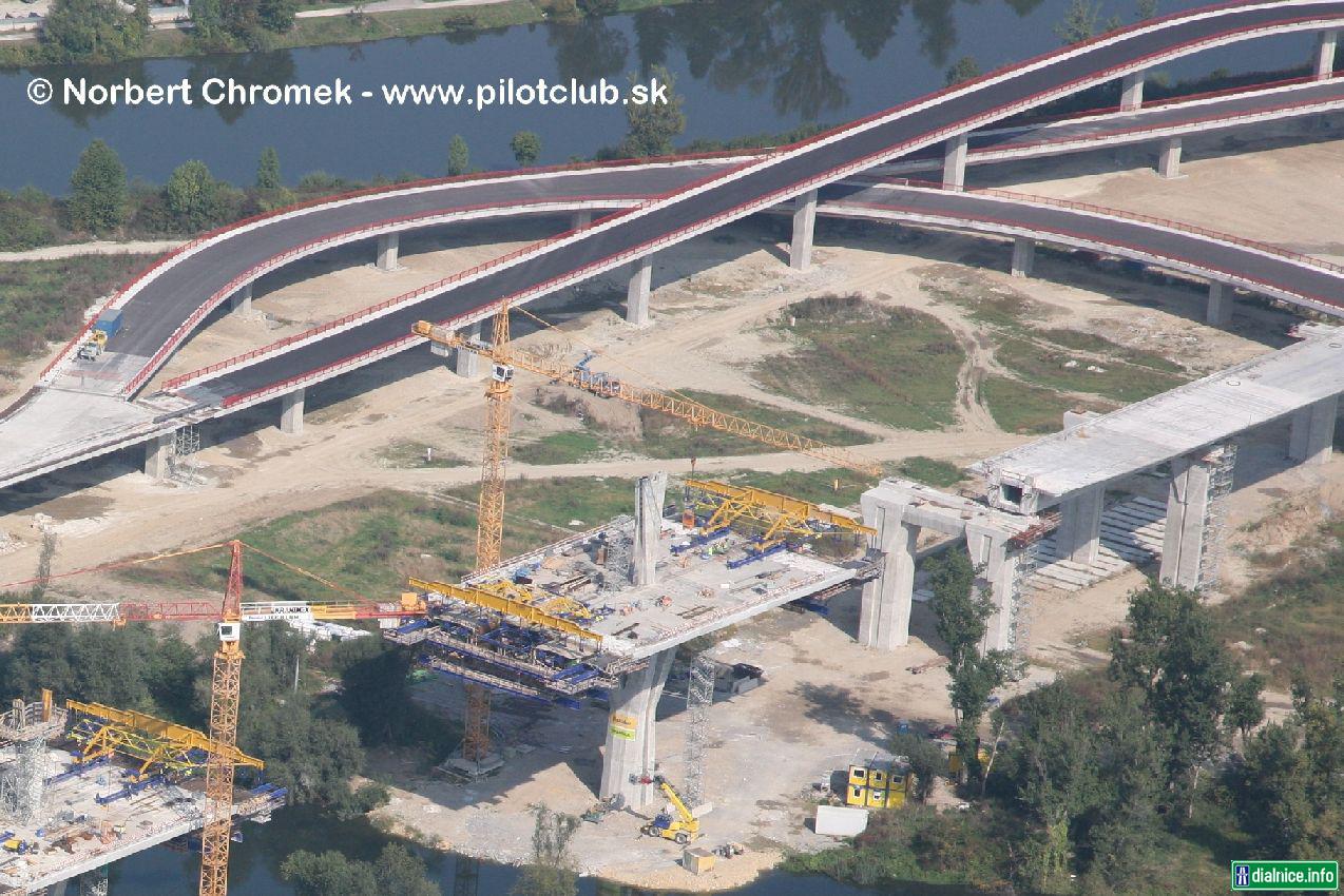 Križovatka Centrum a prvý hotový pylón