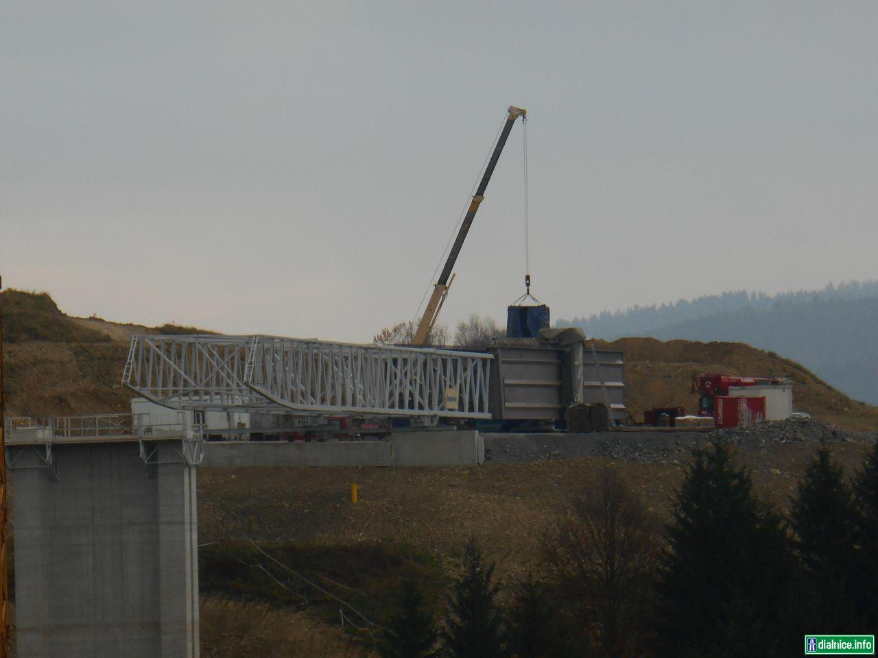 Konštrukcia mostovky už bude vysunutá na prvý pilier...