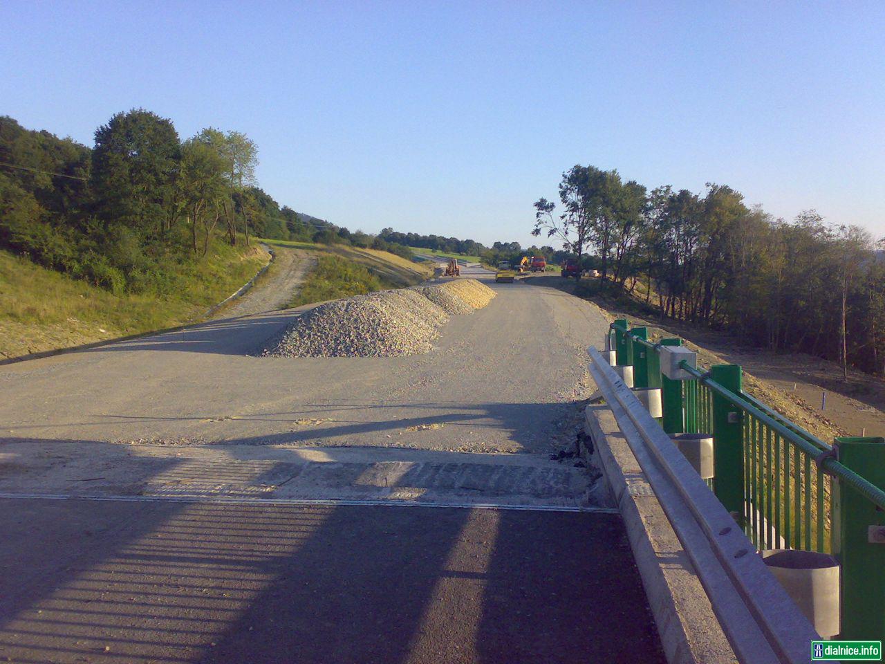 priebiehajúca oprava  úseku cesty R4 pred mostom