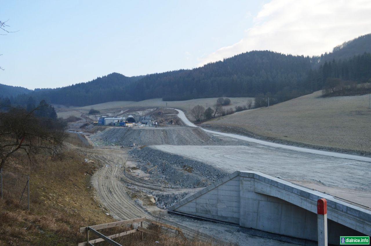 Usek D1 pred záp.portálom tunelu Ovčiarsko