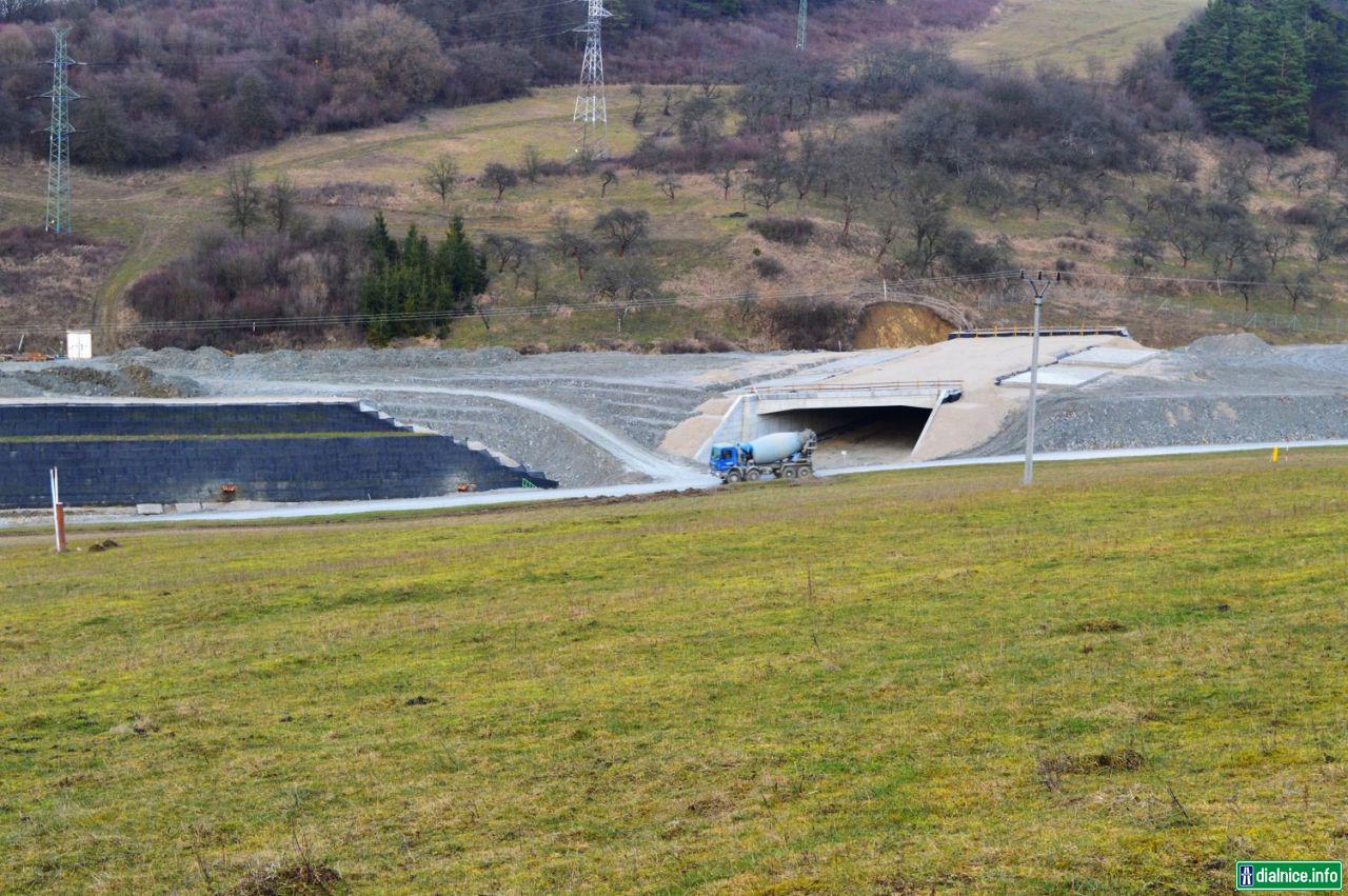 Usek D1 pred záp.portálom tunelu Ovčiarsko