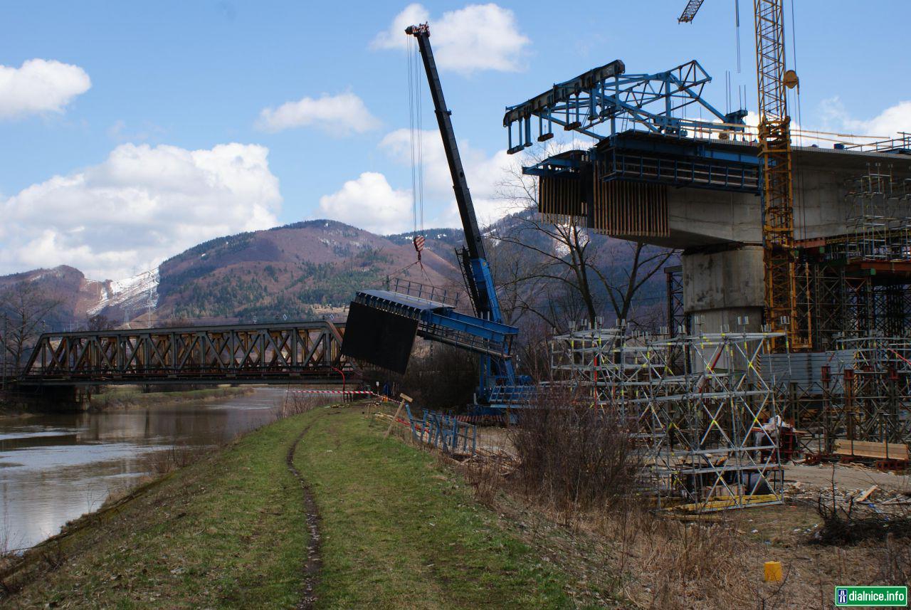 225-00 Most na diaľnici v km 15,004 nad žel. traťou a krpelianskym kanálom