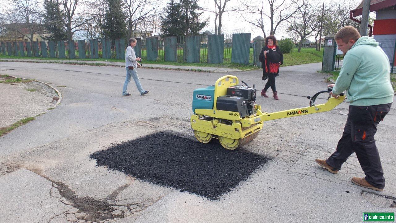 Skuska stroja na opravu vytlkov v Presove