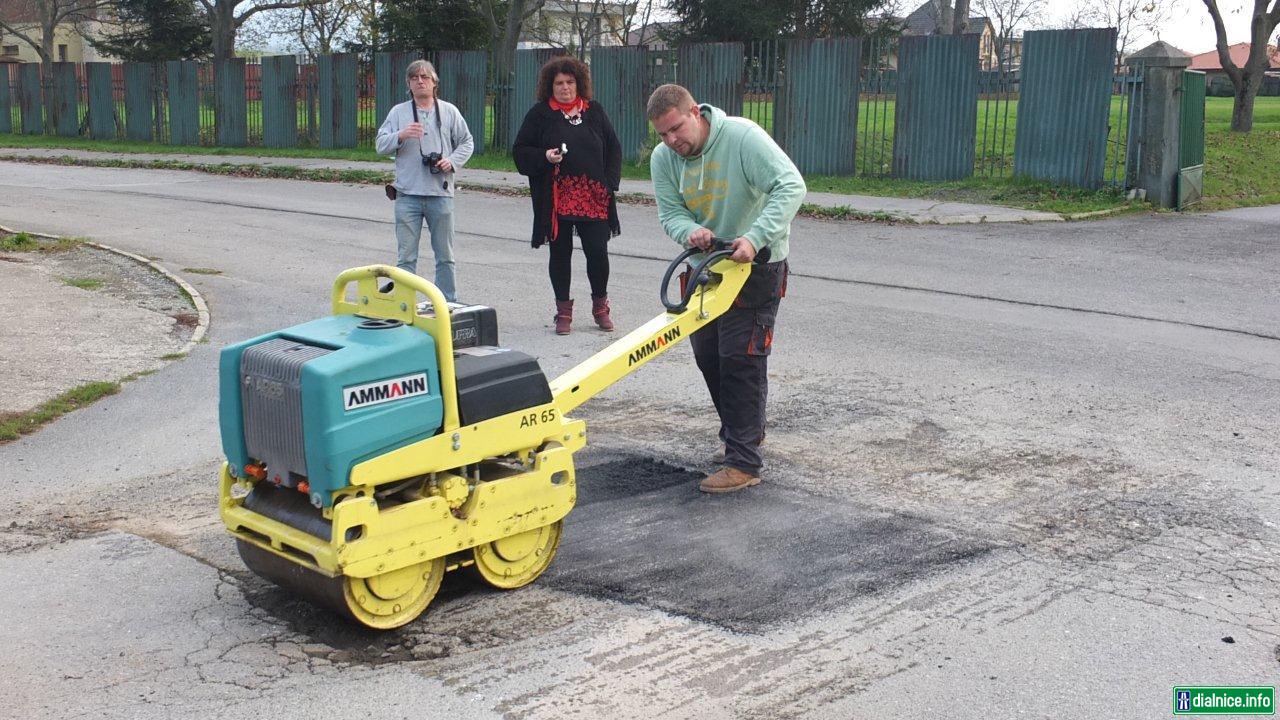 Skuska stroja na opravu vytlkov v Presove