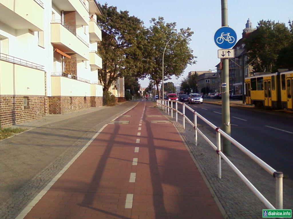 Zweispuriger Radweg für beide Richtungen, Treskowallee Berlin