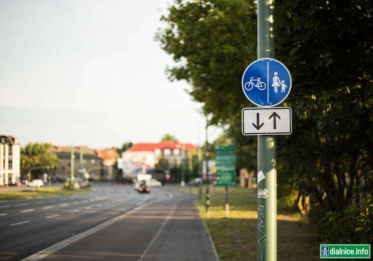 Oddelená cestička pre chodcov a cyklistov obojsmerná
