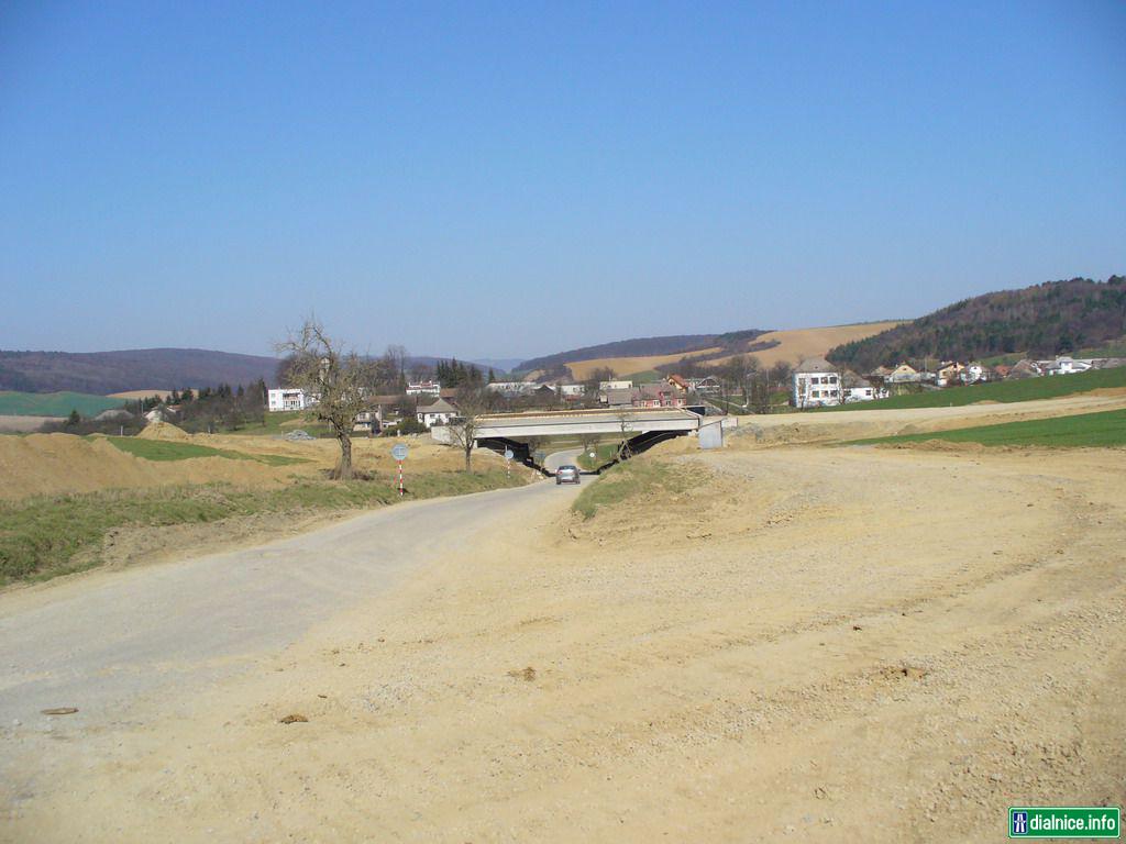 Dialnica nad pôvodnou cestou do obce Kojatice